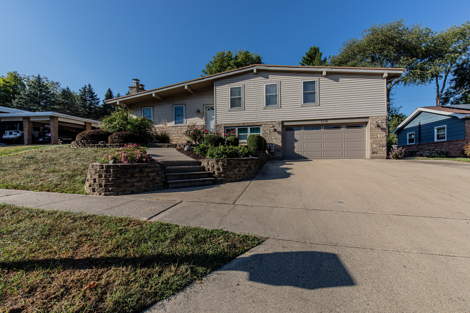 1106 Beech Drive Dixon, IL 61021 - Photo 28 of 32 a front view of a house with garden