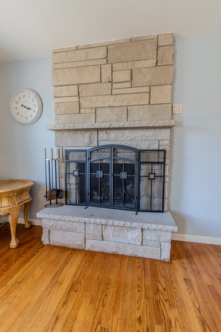 1106 Beech Drive Dixon, IL 61021 - Photo 4 of 32 a view of a living room and kitchen