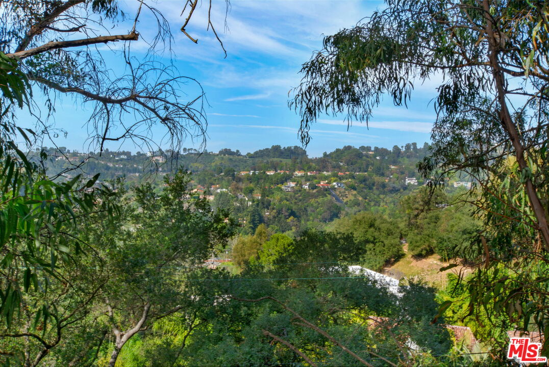 9669 Oak Pass Road Beverly Hills, CA 90210 - Photo 16 of 36