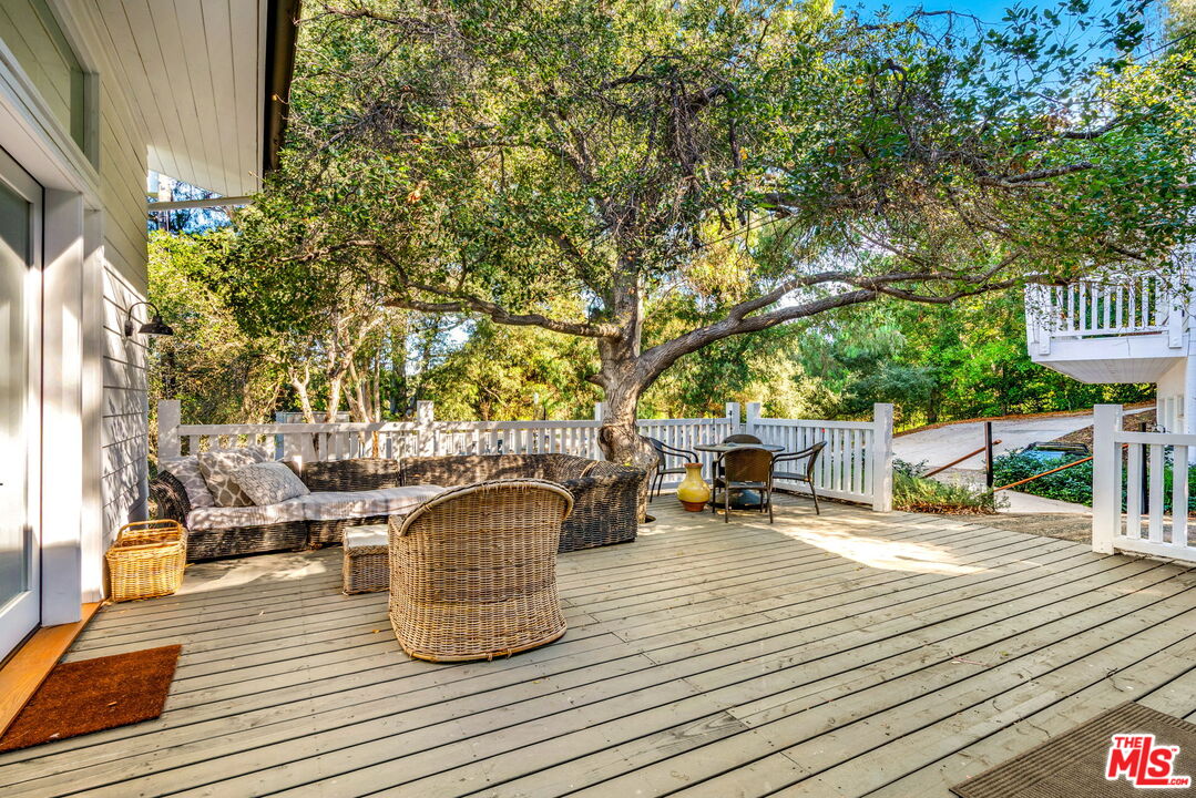 9669 Oak Pass Road Beverly Hills, CA 90210 - Photo 17 of 36
