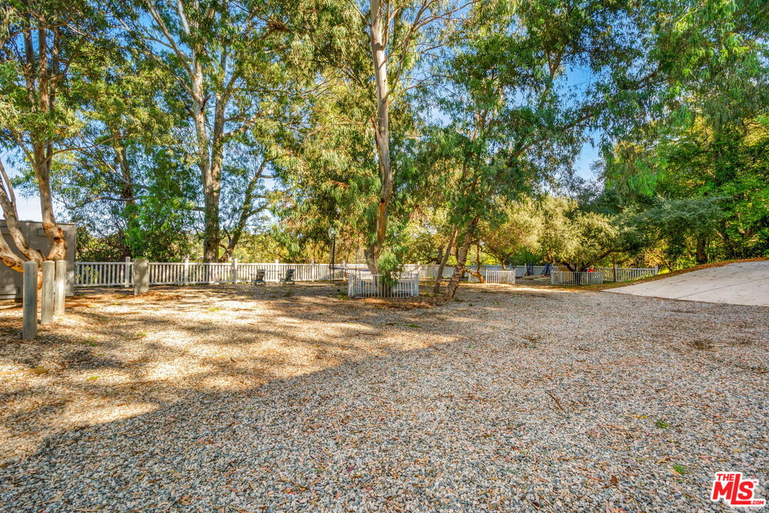 9669 Oak Pass Road Beverly Hills, CA 90210 - Photo 18 of 36