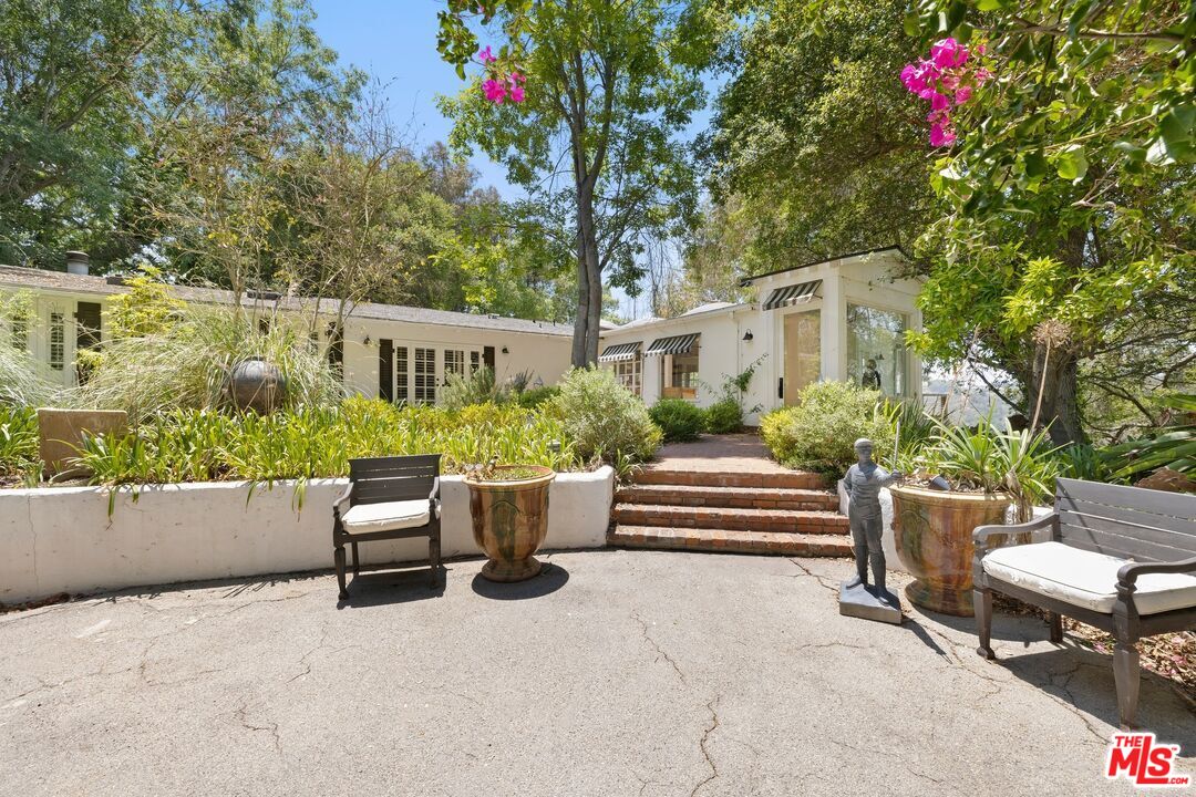 9669 Oak Pass Road Beverly Hills, CA 90210 - Photo 6 of 36