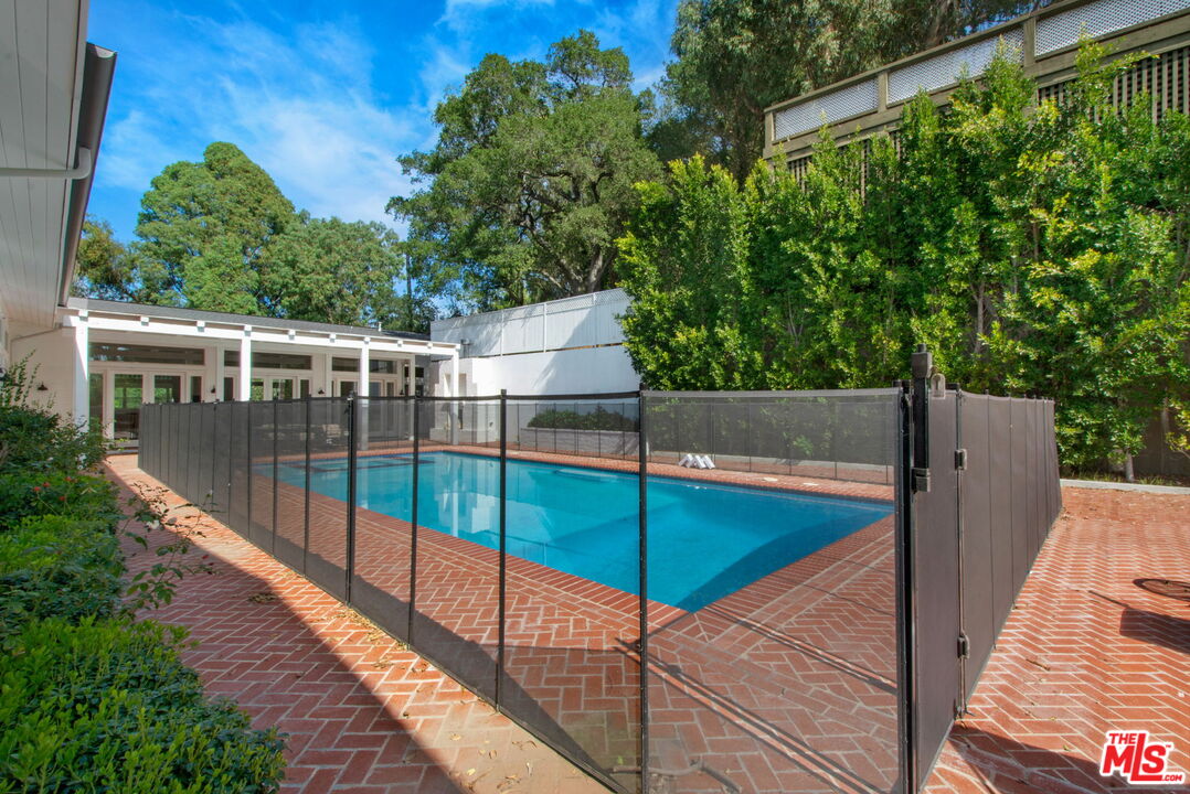 9669 Oak Pass Road Beverly Hills, CA 90210 - Photo 10 of 36