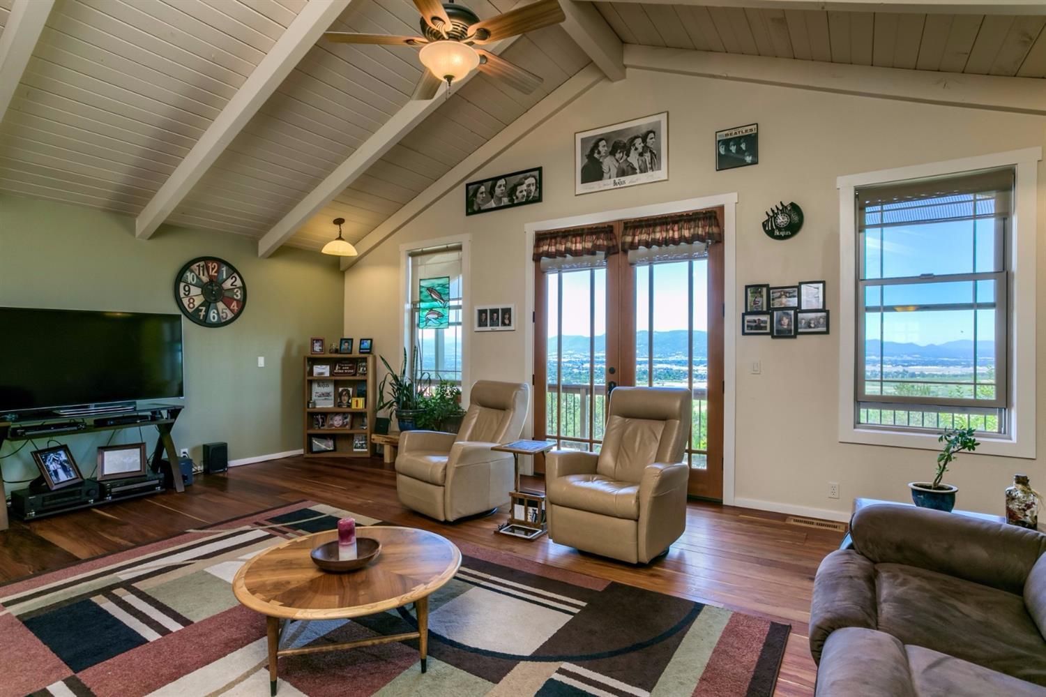 3558 Dodson Road Medford, OR 97504 - Photo 9 of 35 Living room