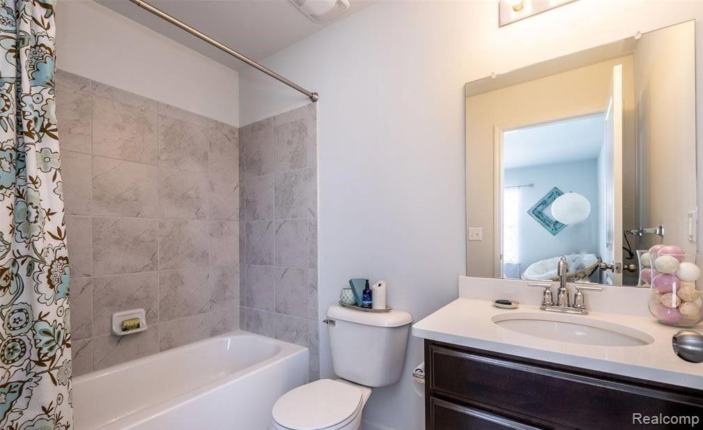 2500 Normandy Road, Unit 12 Royal Oak, MI 48073 - Photo 15 of 17 Bedroom #2 En-Suite Bath
