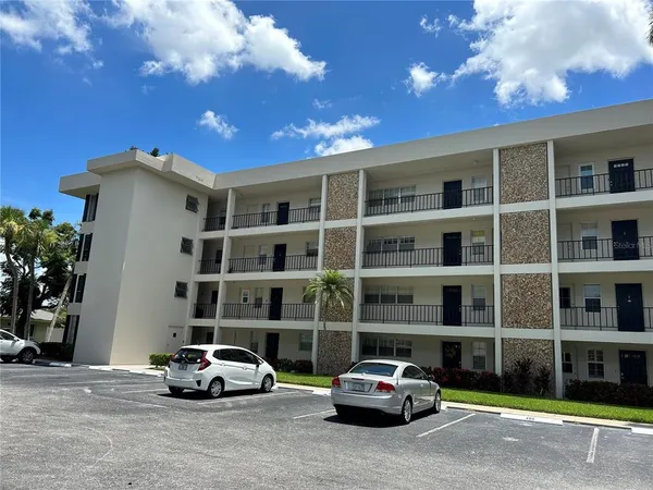 $1,550 | 7461 West Country Club Drive North, Unit 208, Sarasota, FL 34243