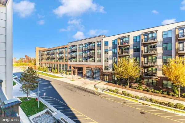 $520,000 | 12865 Mosaic Pk Way, Unit 3J, Herndon, VA 20171