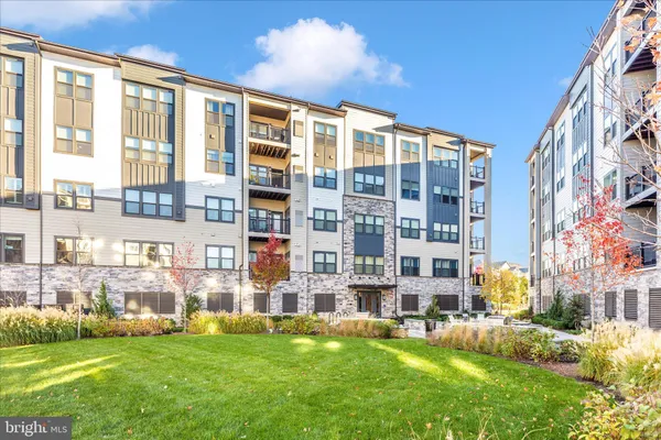 $520,000 | 12865 Mosaic Pk Way, Unit 3J, Herndon, VA 20171