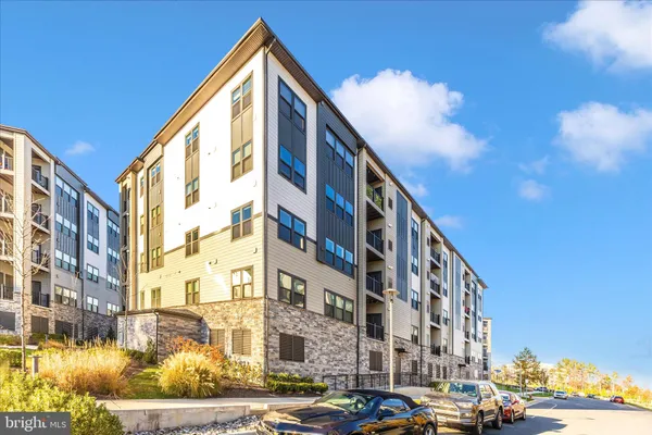 $520,000 | 12865 Mosaic Pk Way, Unit 3J, Herndon, VA 20171