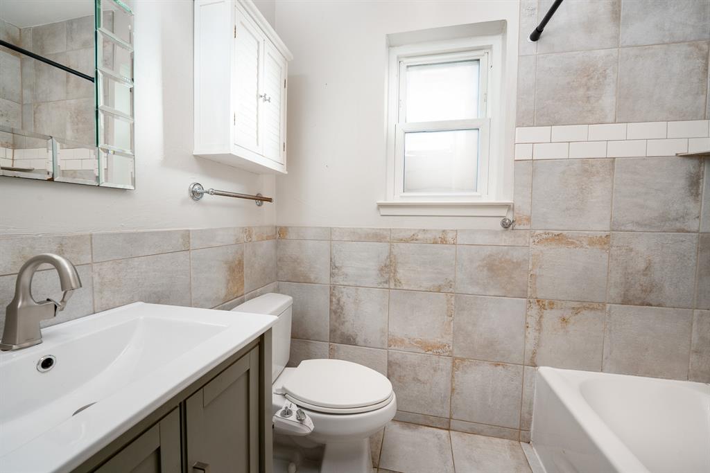 2713 Springlake Court Irving, TX 75060 - Photo 11 of 14 a bathroom with a sink a toilet and a tub