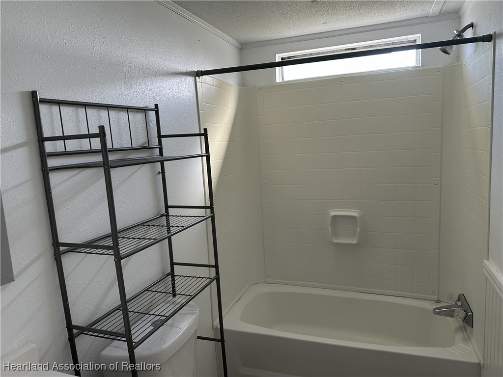 2273 Kansas Street Sebring, FL 33870 - Photo 4 of 10 a bathroom with a shower and bathtub