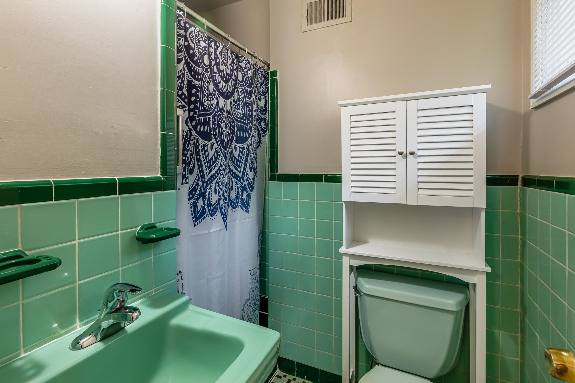 1081 Ivy Road Memphis, TN 38117 - Photo 10 of 25 a bathroom with a sink a toilet and shower