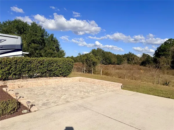 a view of a garden with lawn chairs