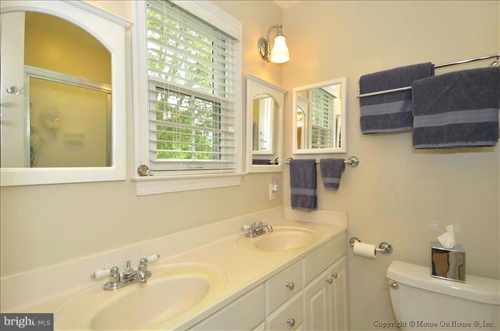9062 Brook Ford Road Burke, VA 22015 - Photo 5 of 27 Bath (Master)