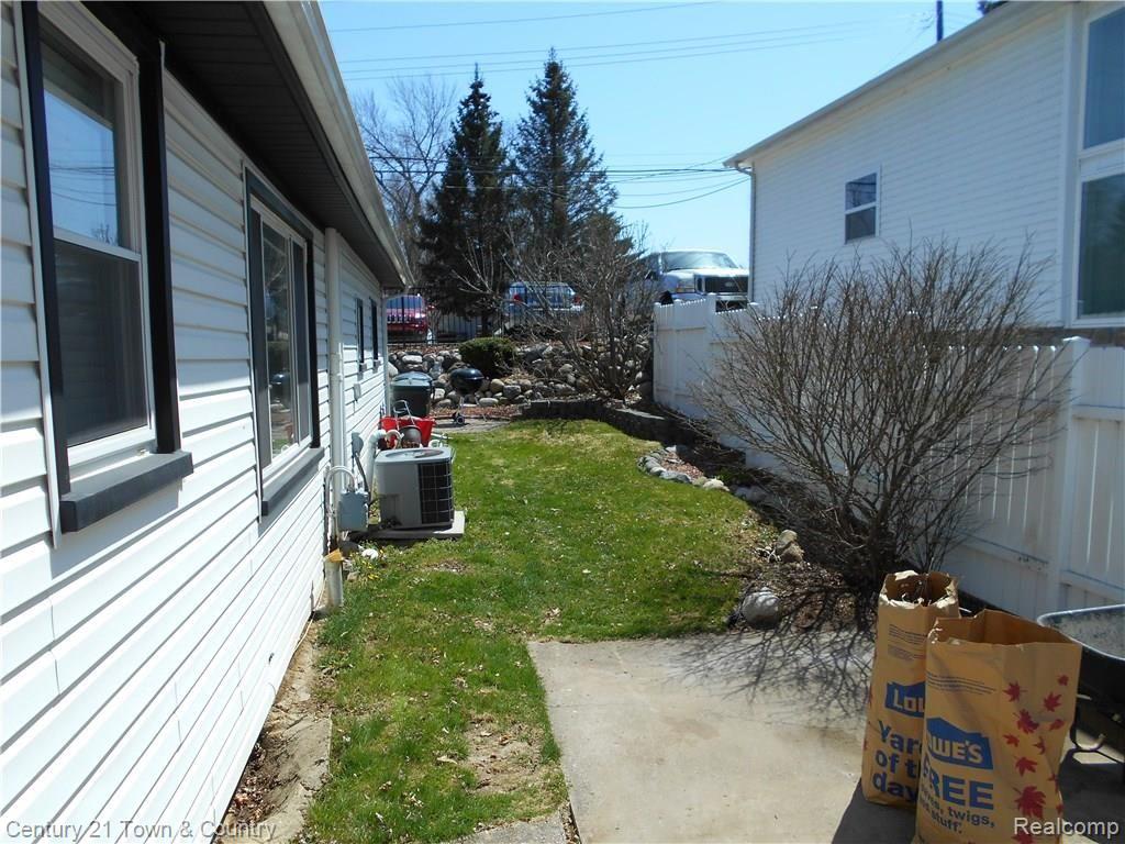 3210 Lexington Road Waterford, MI 48328 - Photo 38 of 39 DSCN0147.JPG