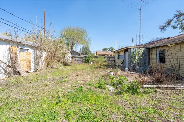 a view of a back yard of the house
