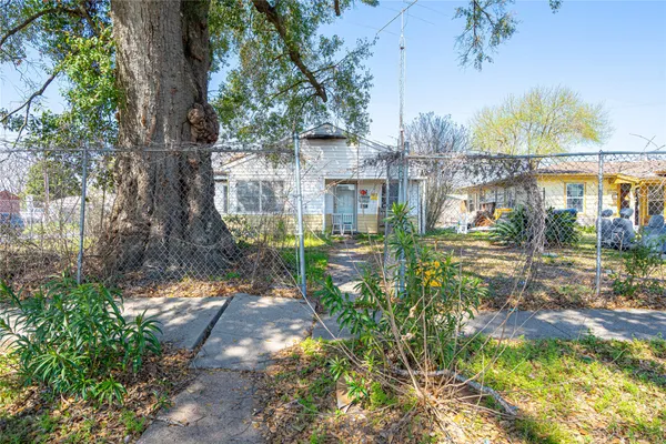 a view of backyard of the house