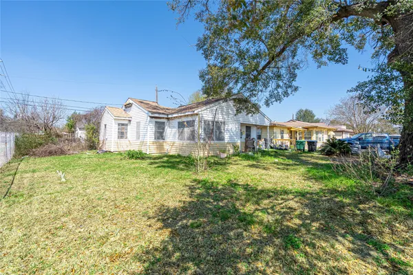 a view of a back yard of the house