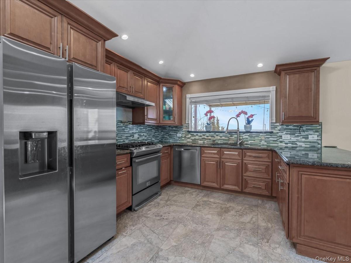 73 East Beach Promenade Lindenhurst, NY 11757 - Photo 7 of 37