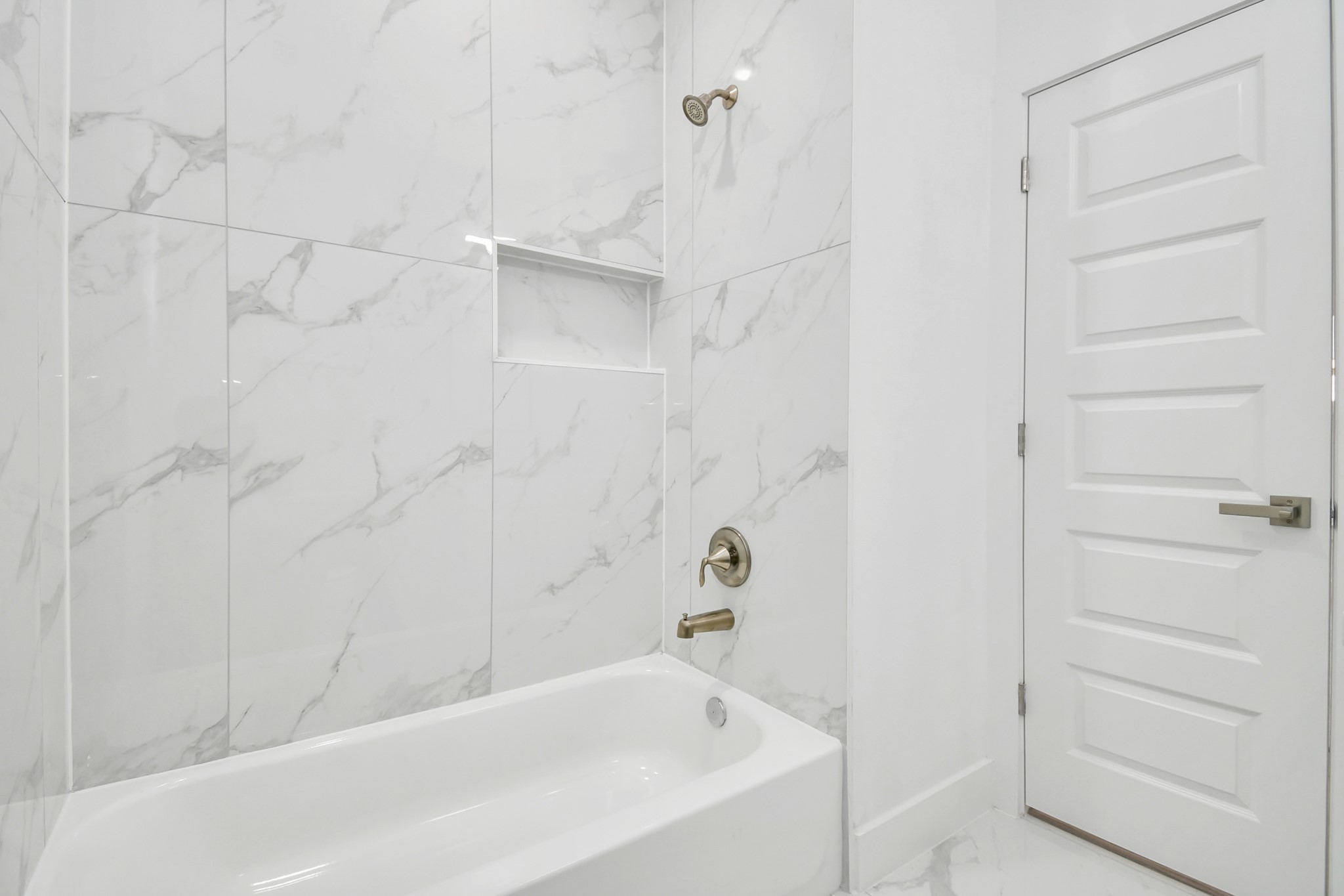 8109 Hamlet Street Houston, TX 77078 - Photo 19 of 50 a bathroom with a bathtub