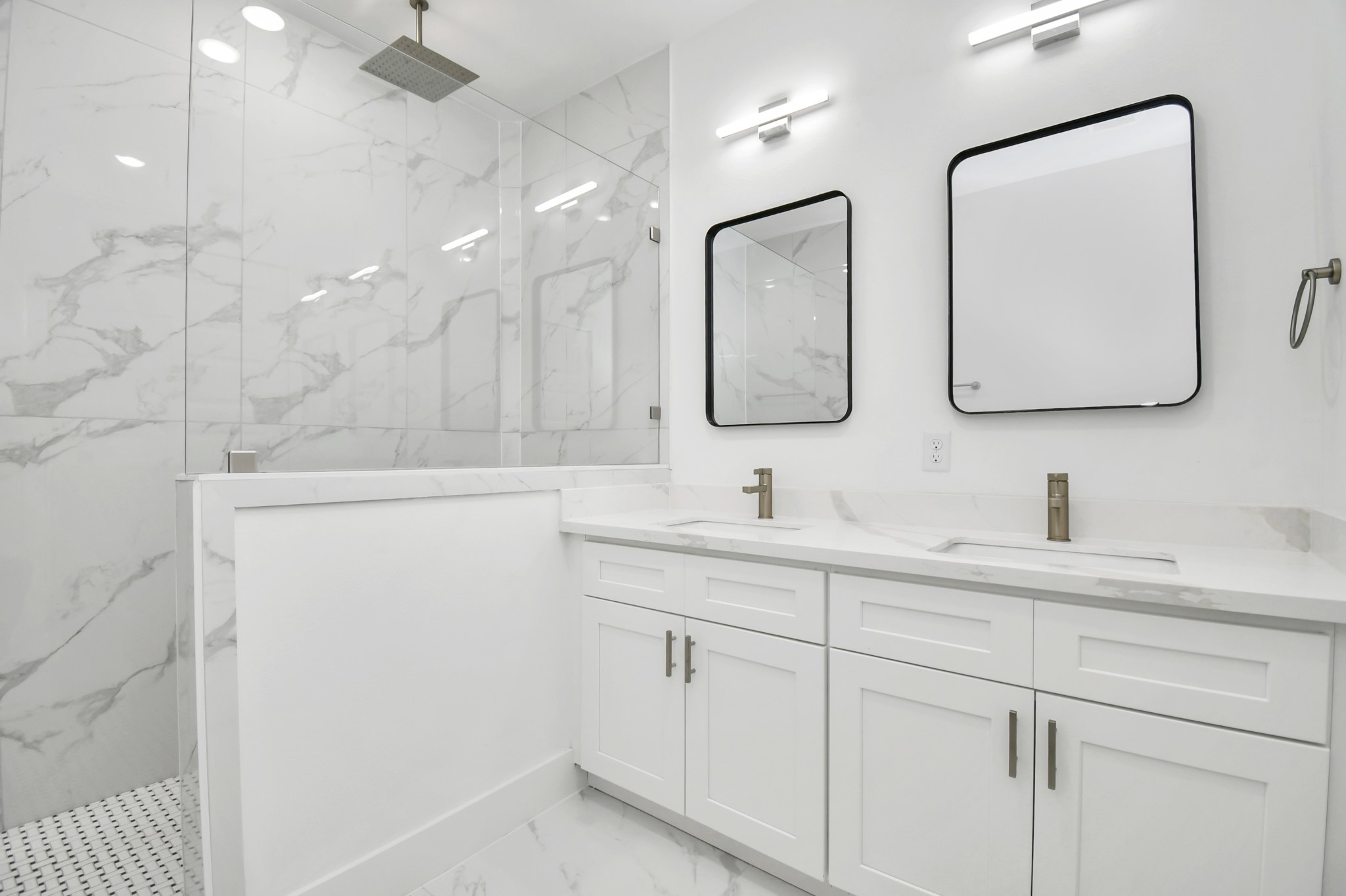 8109 Hamlet Street Houston, TX 77078 - Photo 26 of 50 a bathroom with a double vanity sink mirror and