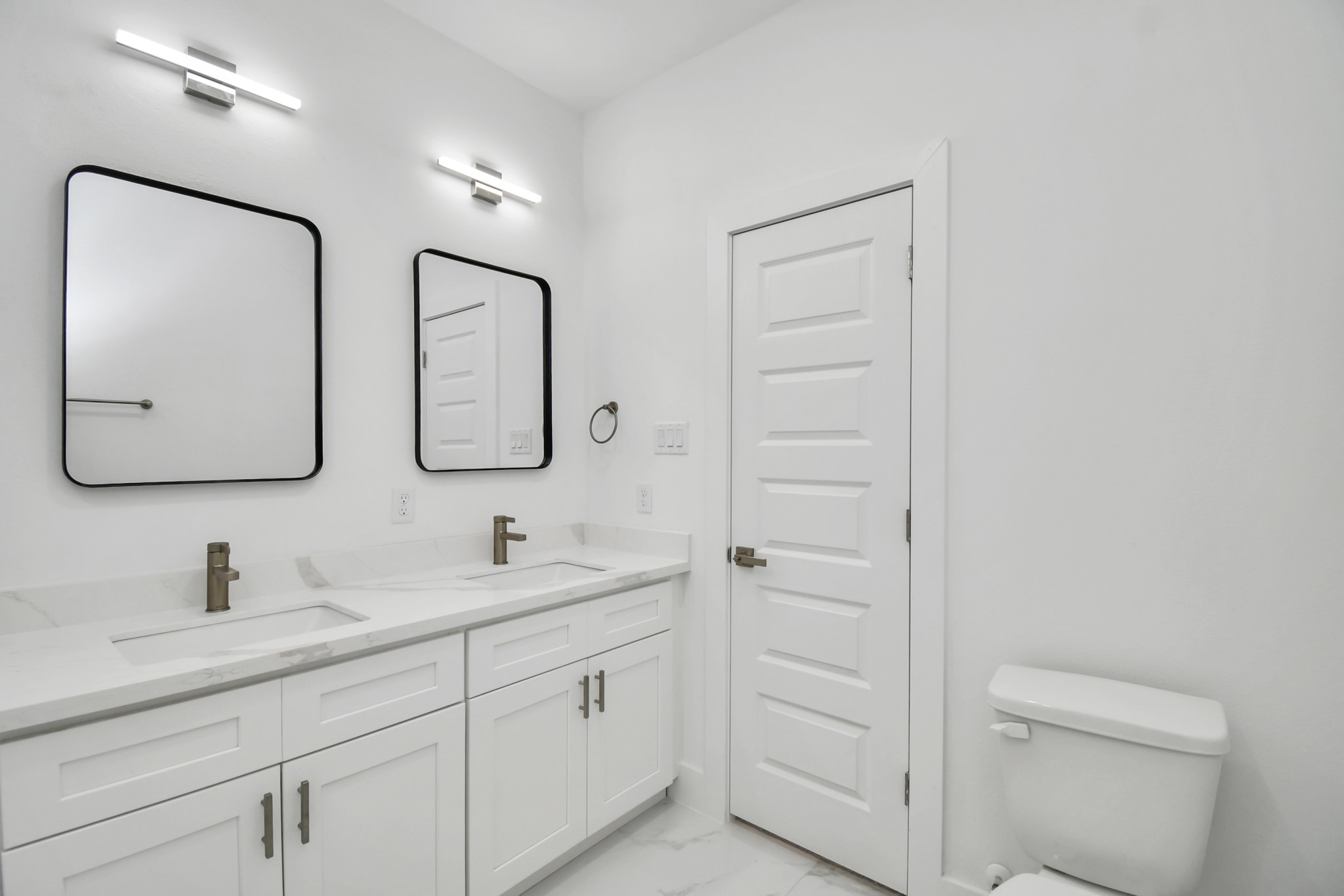 8109 Hamlet Street Houston, TX 77078 - Photo 27 of 50 a bathroom with a double vanity sink mirror and