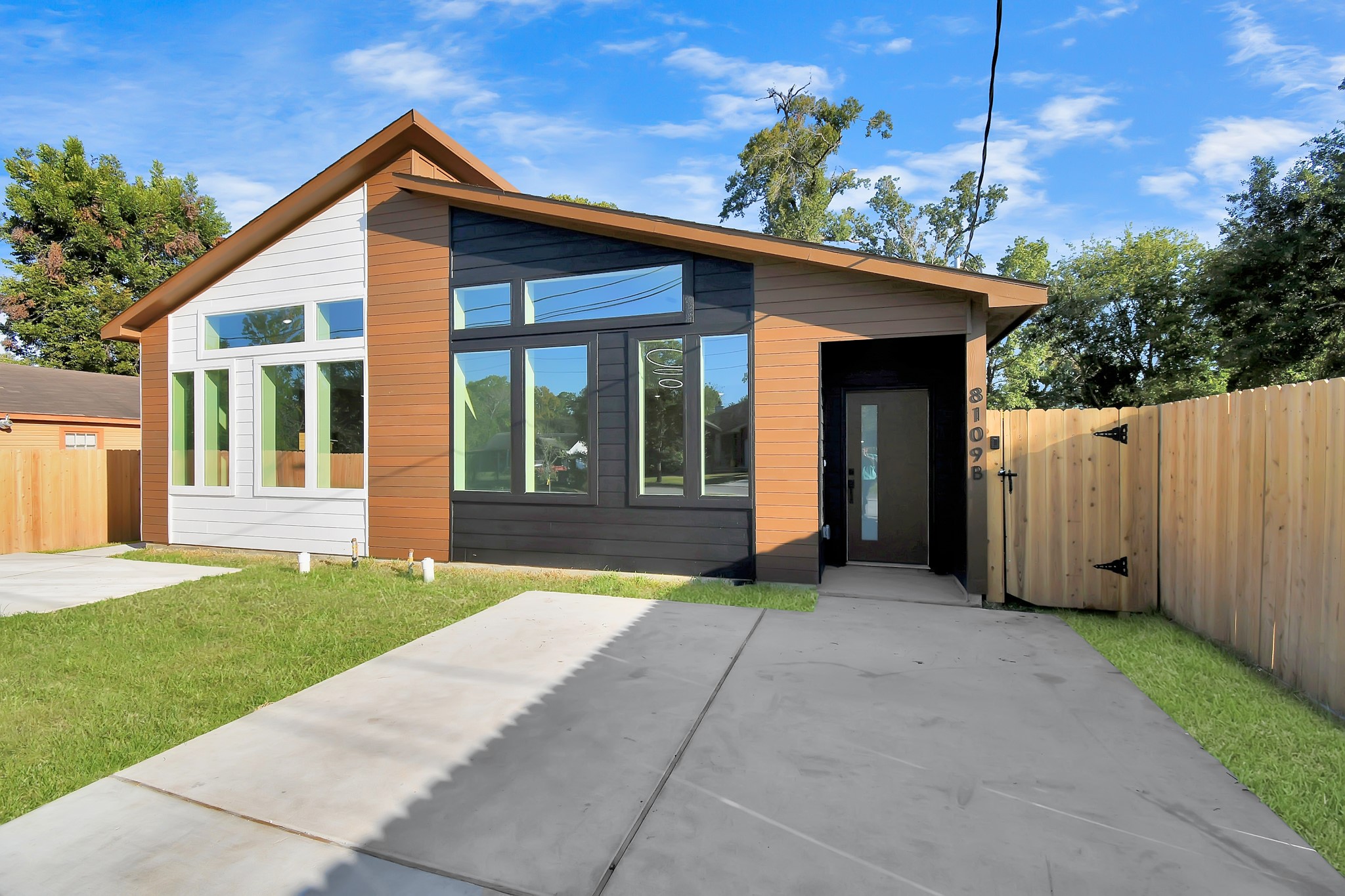 8109 Hamlet Street Houston, TX 77078 - Photo 28 of 50 front view of a house with a yard