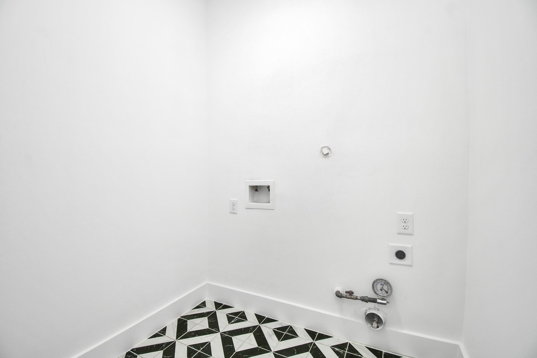 8109 Hamlet Street Houston, TX 77078 - Photo 40 of 50 a bathroom with a sink and a bathtub