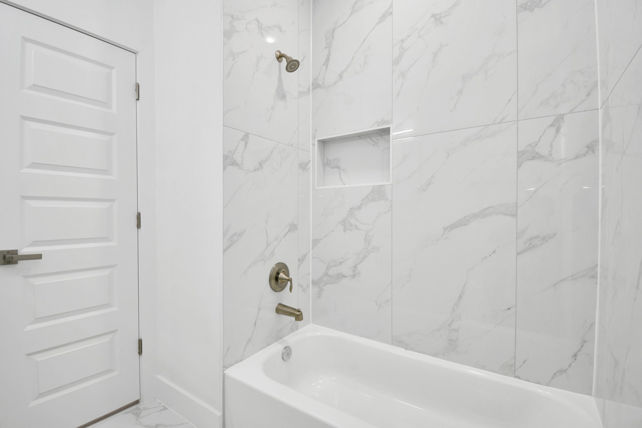 8109 Hamlet Street Houston, TX 77078 - Photo 43 of 50 a bathroom with a bathtub