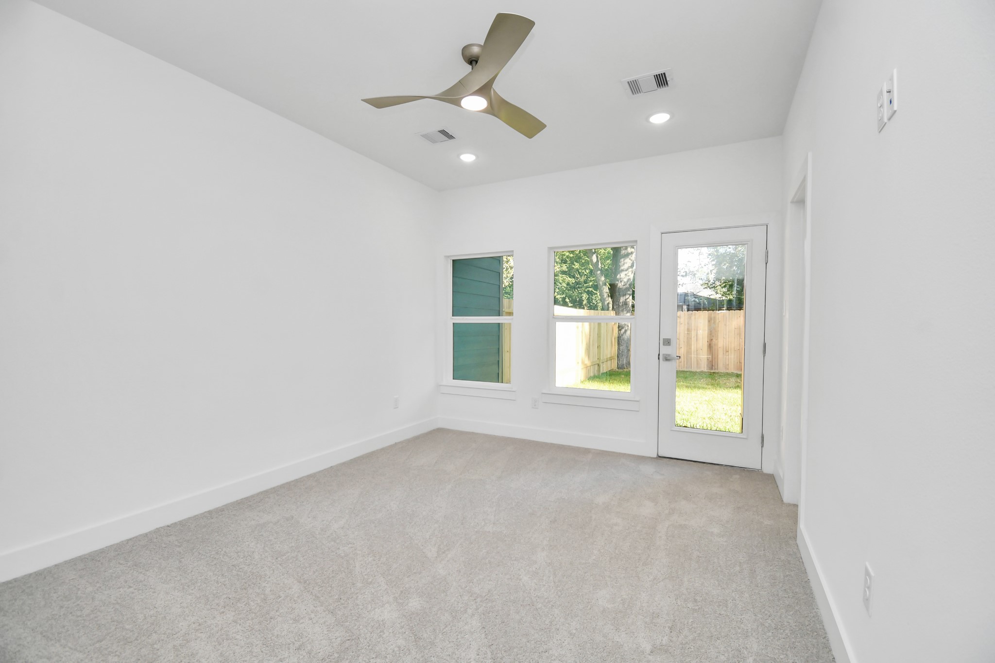 8109 Hamlet Street Houston, TX 77078 - Photo 46 of 50 an empty room with a window