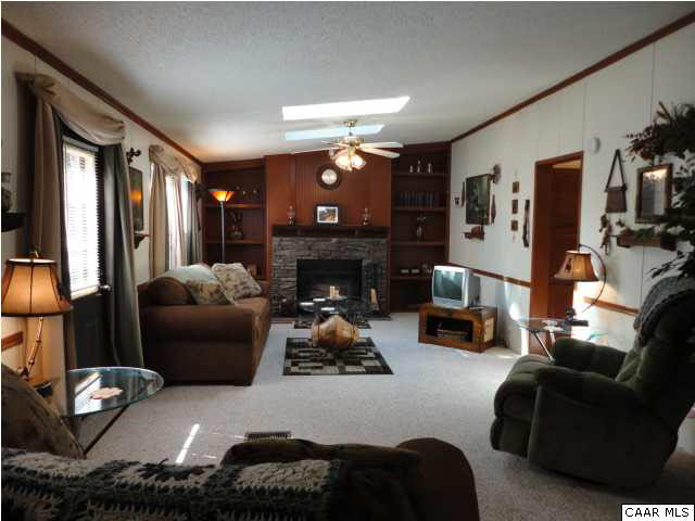 4040 Weakley Hollow Road Syria, VA 22743 - Photo 4 of 30 Living Room