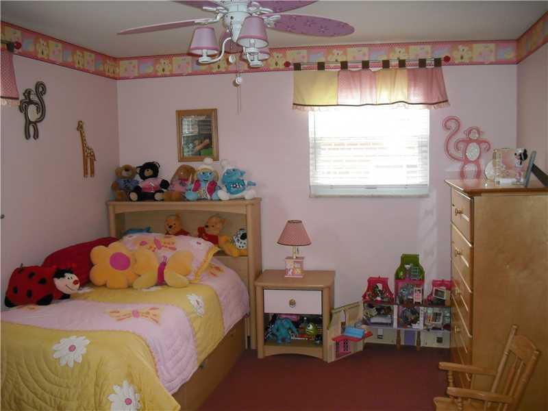 2483 Rose Garden Road Pittsburgh, PA 15220 - Photo 15 of 25 Bedroom. Spacious 2nd bedroom.