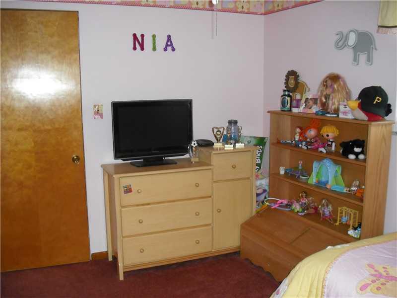2483 Rose Garden Road Pittsburgh, PA 15220 - Photo 16 of 25 Bedroom. Alternate view of 2nd bedroom.