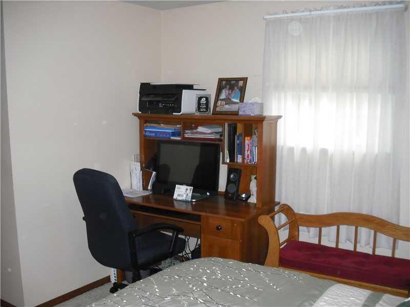 2483 Rose Garden Road Pittsburgh, PA 15220 - Photo 20 of 25 Bedroom. Alternate view of 4th bedroom.