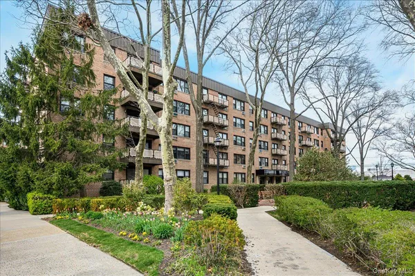 $359,000 | 4 Birchwood Court, Unit 1B, Mineola, NY 11501