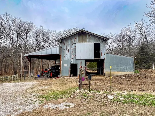 $565,000 | 33108 East Hammond Road, Lone Jack, MO 64070