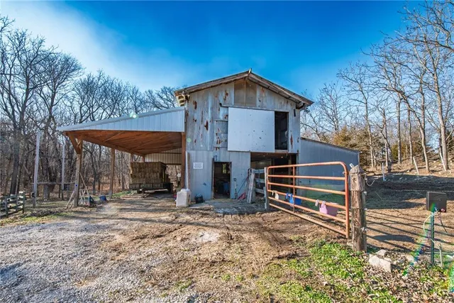 $575,000 | 33108 East Hammond Road, Lone Jack, MO 64070