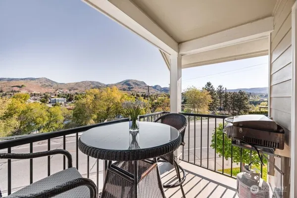 $689,000 | 230 East Farnham Avenue, Unit C3, Chelan, WA 98816