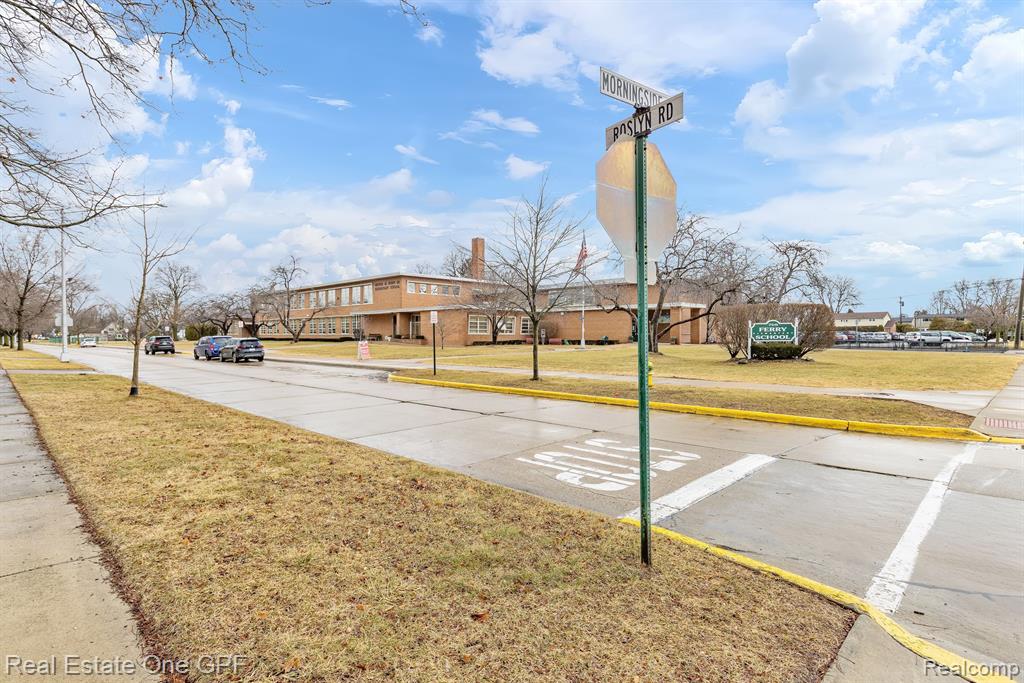 879 Roslyn Road Grosse Pointe Woods, MI 48236 - Photo 36 of 39