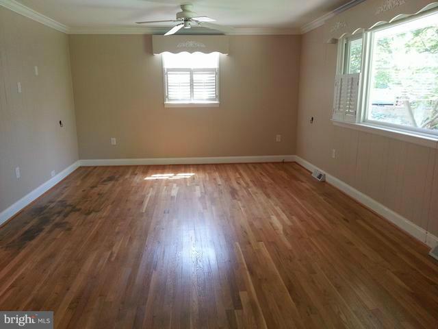 9702 Hall Road Frederick, MD 21701 - Photo 3 of 15 Living Room