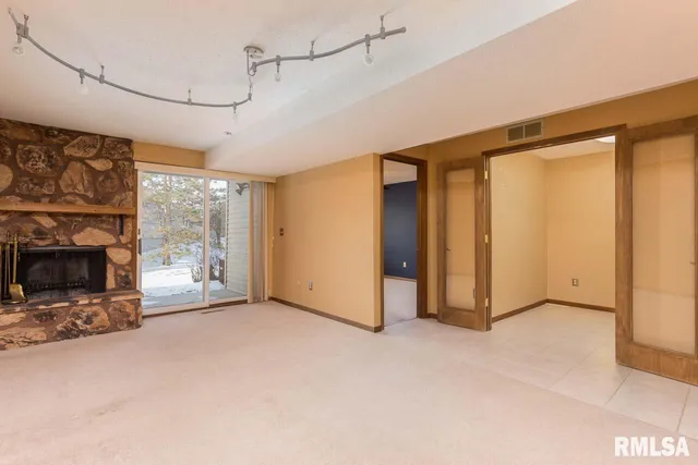 $2,100 | 3835 Prairie Lane, Bettendorf, IA 52722