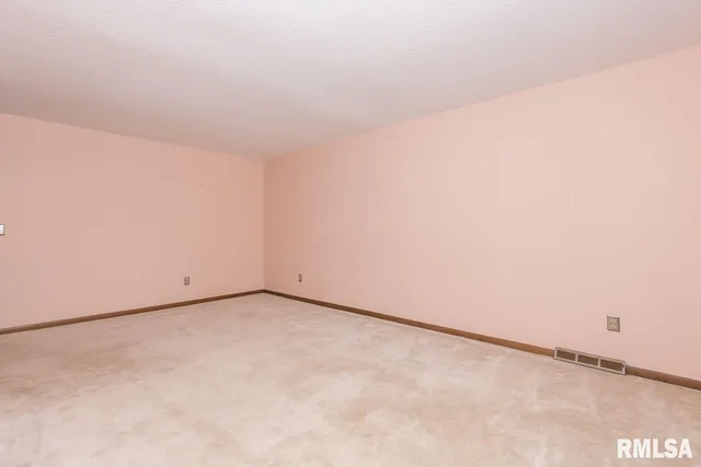 $2,100 | 3835 Prairie Lane, Bettendorf, IA 52722