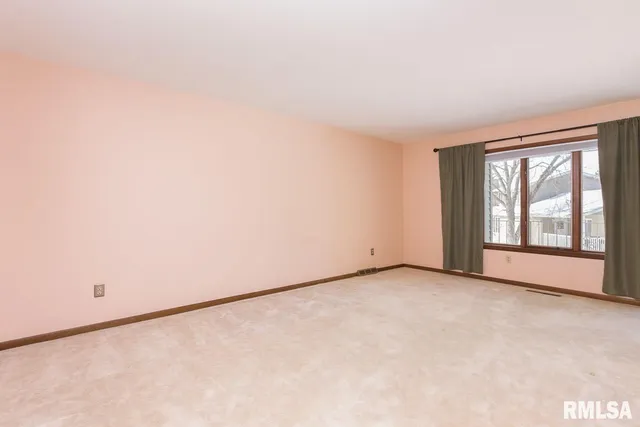 $2,100 | 3835 Prairie Lane, Bettendorf, IA 52722