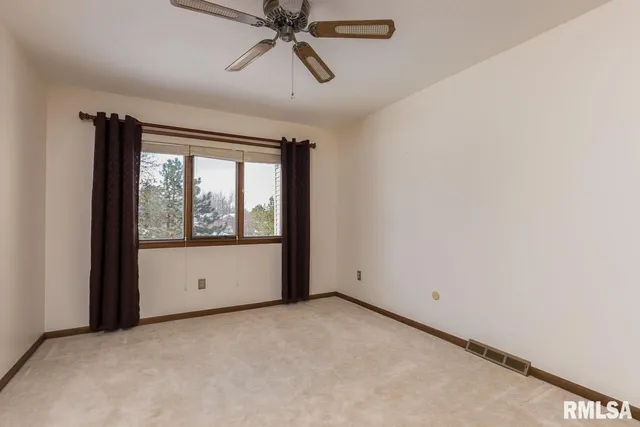 $2,100 | 3835 Prairie Lane, Bettendorf, IA 52722