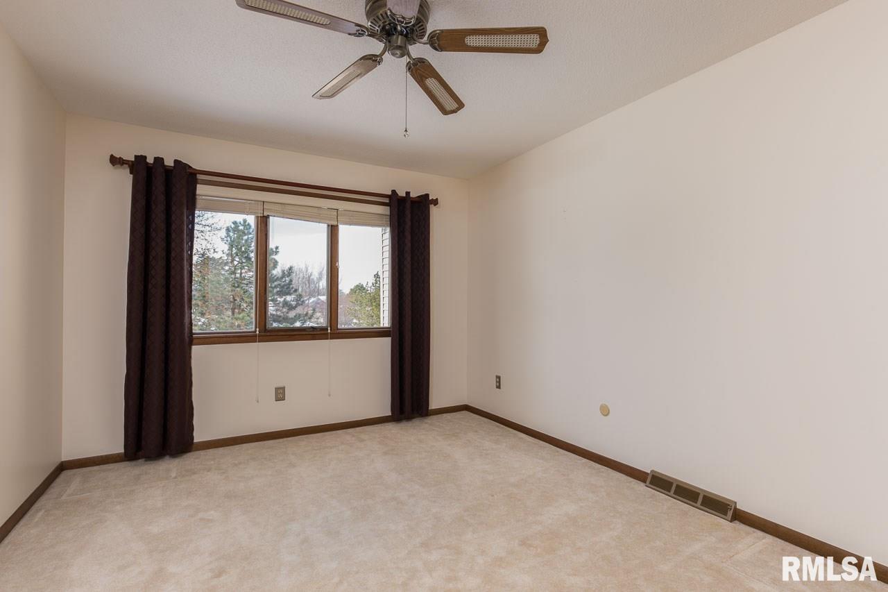 3835 Prairie Lane Bettendorf, IA 52722 - Photo 6 of 14