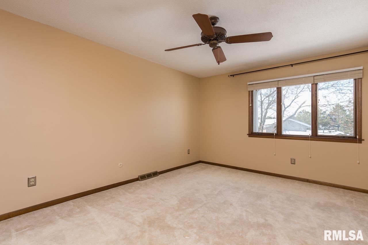 3835 Prairie Lane Bettendorf, IA 52722 - Photo 10 of 14