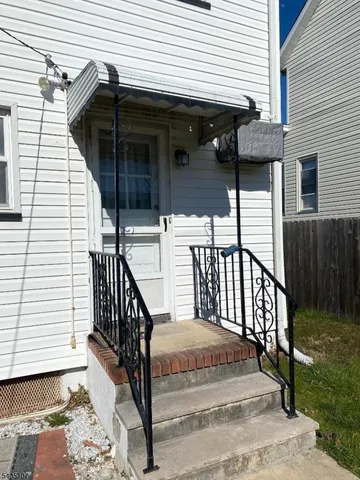 a view of entryway with a balcony