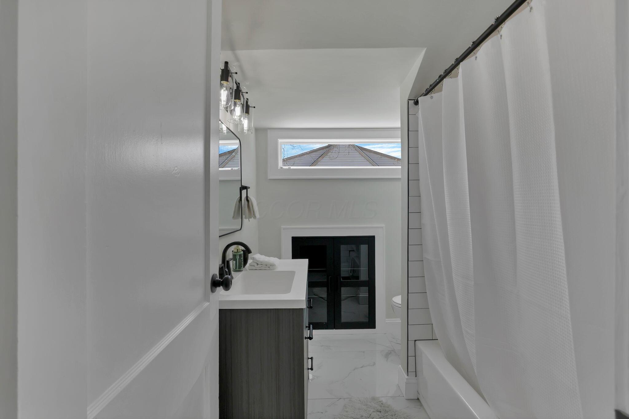 800 South Yearling Road Columbus, OH 43213 - Photo 27 of 57 Gorgeous new bathroom - complete with new everything!