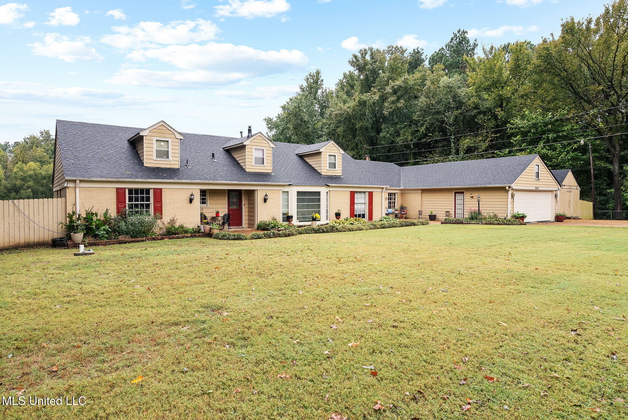 5441 Goodman Road West Horn Lake, MS 38637 - Photo 3 of 32 3-web-or-mls-5441 Goodman Rd-02