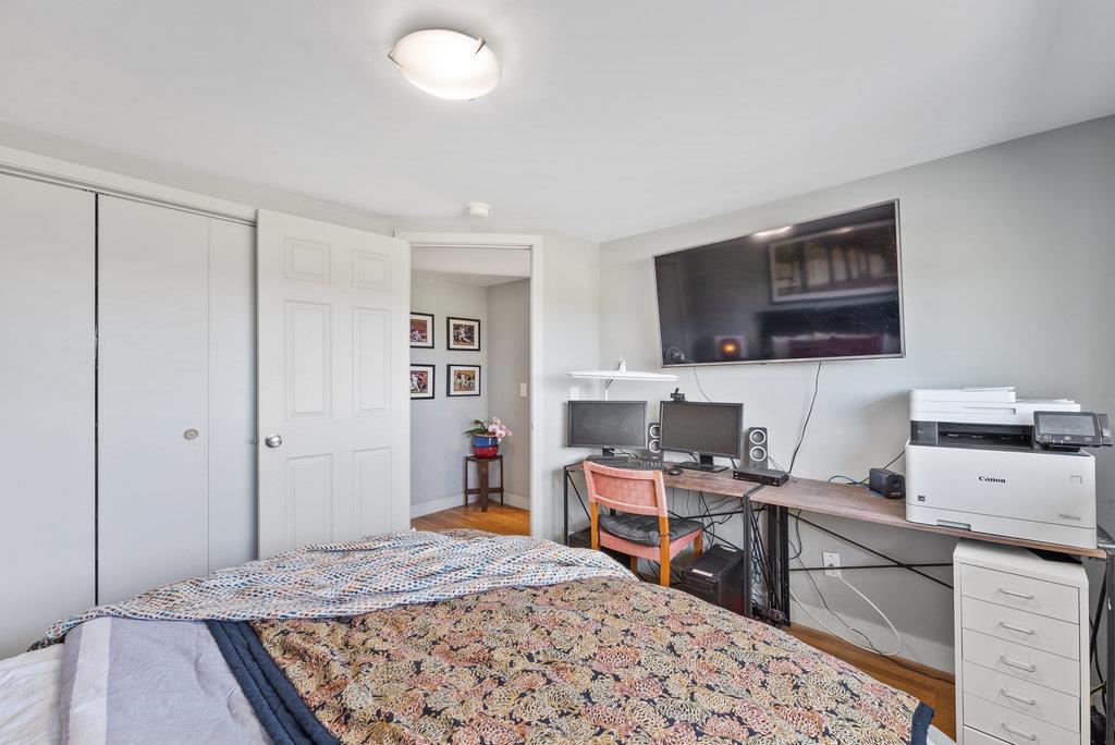 261 Wheelock Road Watsonville, CA 95076 - Photo 21 of 44 a workspace with furniture